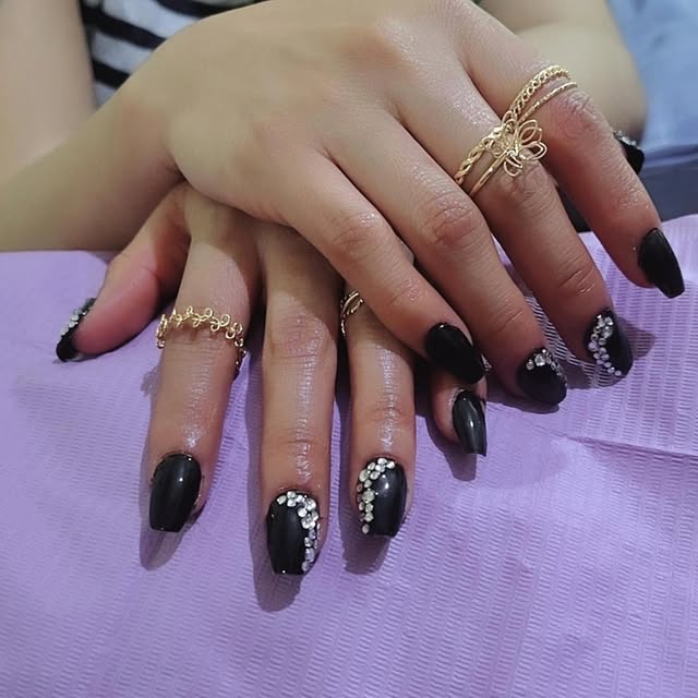 Uñas negras brillantes con pedrería